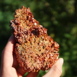 Vanadinit - Natürliche Kristallstufe aus Marokko 10x6x3,5cm - 0,32kg Nr.92 in Hand gehalten
