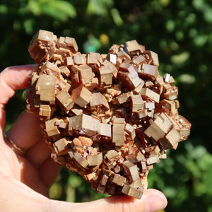 Vanadinit - Natürliche Kristallstufe aus Marokko 10x9x3,5cm - 0,47kg Nr.45 in Hand gehalten, leuchtende rote und orangefarbene Kristalle.