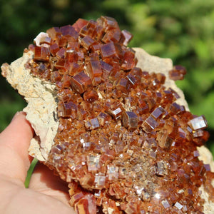 Vanadinit - Natürliche Kristallstufe aus Marokko 12x10x3cm - 0,48kg Nr.98 in der Hand, leuchtende Kristalle.