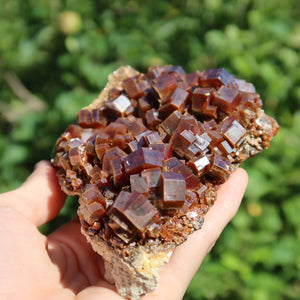 Vanadinit - Natürliche Kristallstufe aus Marokko 12x9x3,5cm - 0,7kg Nr.47 in der Hand gehalten.