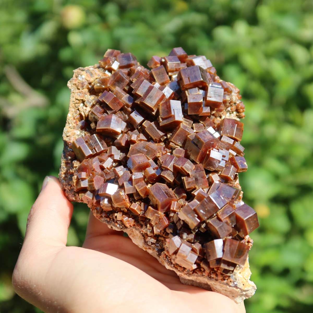 Vanadinit - Natürliche Kristallstufe aus Marokko 12x9x3,5cm - 0,7kg Nr.47 in der Hand gehalten