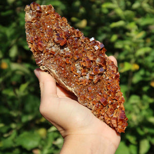 Vanadinit - Natürliche Kristallstufe aus Marokko 17x6x5cm - 0,7kg Nr.94 in Hand gehalten, leuchtend rot-orange Kristalle.