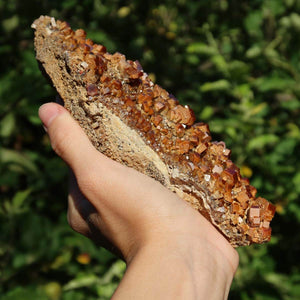 Vanadinit - Natürliche Kristallstufe aus Marokko 17x6x5cm - 0,7kg Nr.94 in der Hand gehalten.