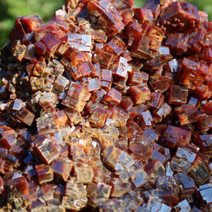 Vanadinit - Natürliche Kristallstufe aus Marokko 30x17x13cm - 8,2kg Nr.101, leuchtende rot-orange Kristalle.