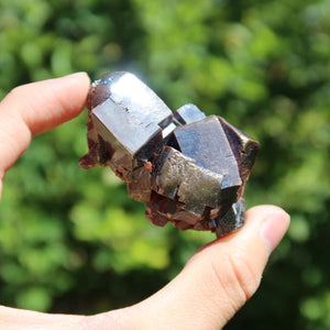 Vanadinit - Natürliche Kristallstufe aus Marokko 5,5x3,5x2cm - 0,12kg Nr.13 in Hand gehalten, leuchtend rot- und orangefarben.
