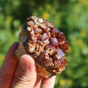 Vanadinit - Natürliche Kristallstufe aus Marokko 6,5x5,5x4,5cm - 0,33kg Nr.52 in der Hand gehalten.