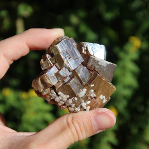 Vanadinit - Natürliche Kristallstufe aus Marokko 6x4,5x4,5cm - 0,22kg Nr.42 in Hand gehalten