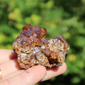 Vanadinit - Natürliche Kristallstufe aus Marokko 6x5x3,5cm - 0,15kg Nr.37 in der Hand, leuchtende Kristalle.