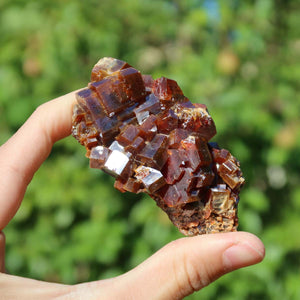 Vanadinit - Natürliche Kristallstufe aus Marokko 7x4x3cm - 0,17kg Nr.31 in Hand, leuchtende rote Kristalle, Mibladen.