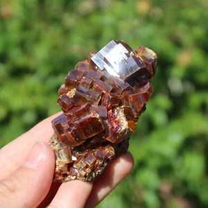 Vanadinit - Natürliche Kristallstufe aus Marokko 7x4x3cm - 0,17kg Nr.31, leuchtende Kristalle in der Hand.