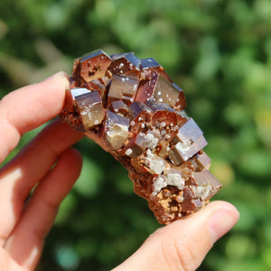 Vanadinit - Natürliche Kristallstufe aus Marokko 7x4x4cm - 0,17kg Nr.30 in Hand gehalten, leuchtende Kristalle.
