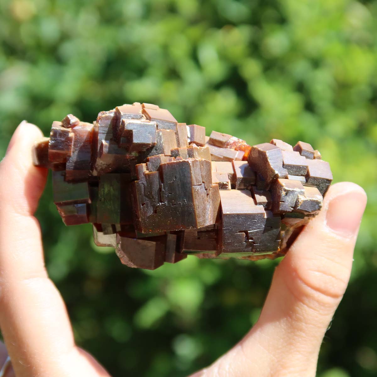 Vanadinit - Natürliche Kristallstufe aus Marokko 7x5x3cm - 0,28kg Nr.18 in der Hand, leuchtende Kristalle.