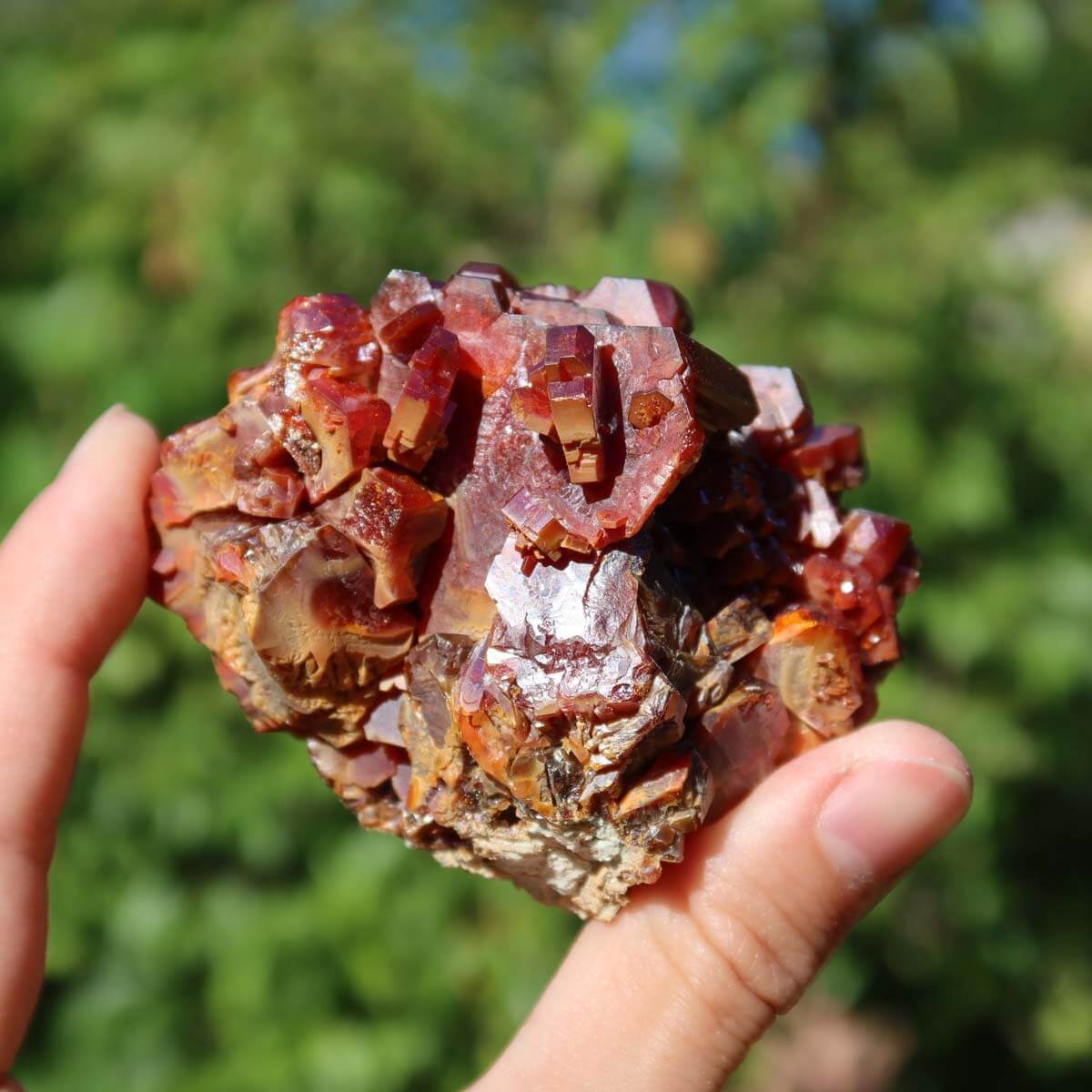 Vanadinit - Natürliche Kristallstufe aus Marokko 7x5x4,5cm - 0,3kg Nr.50 in der Hand gehalten.