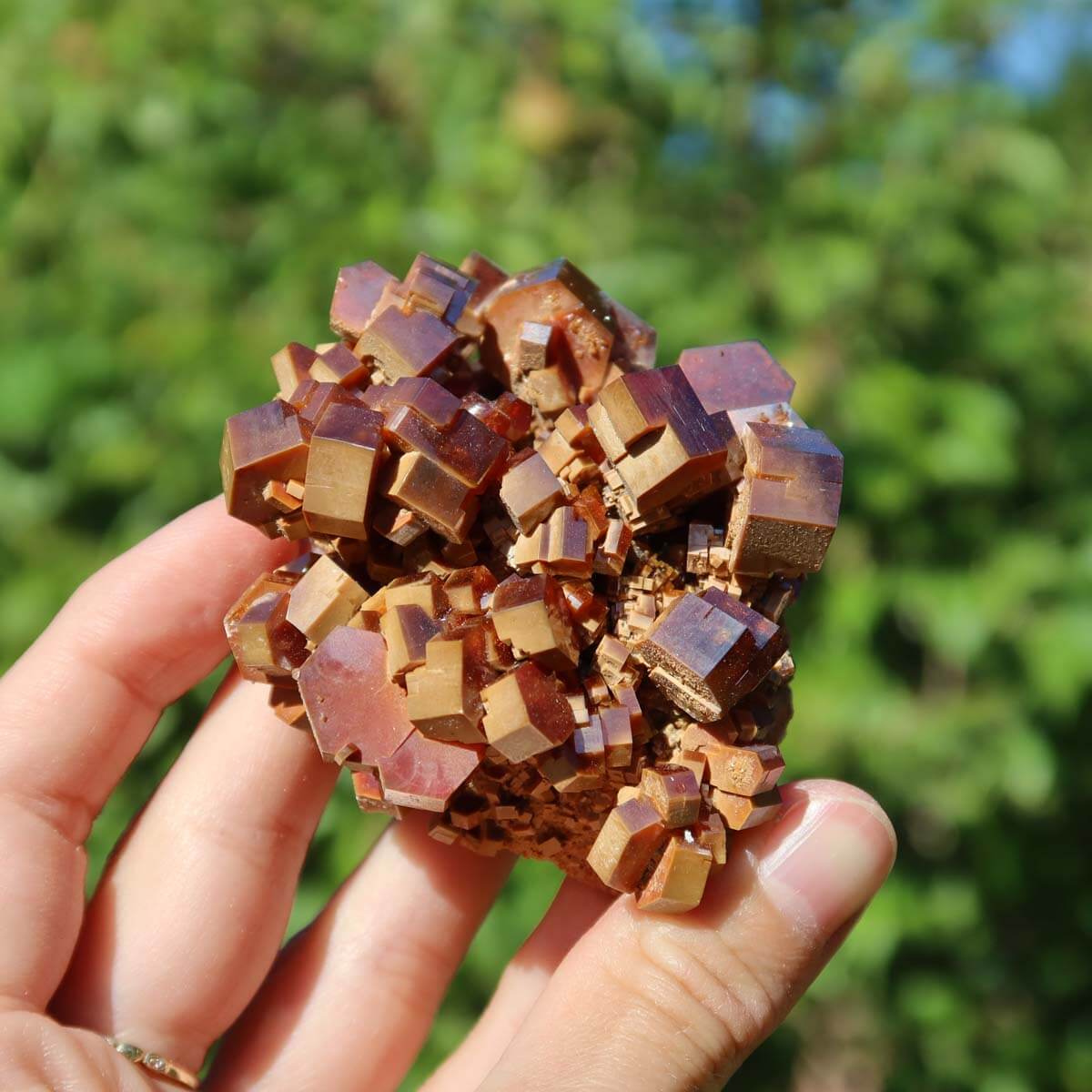 Vanadinit - Natürliche Kristallstufe aus Marokko 7x6x4cm - 0,2kg Nr.35 in Hand mit grünem Hintergrund
