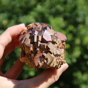 Vanadinit - Natürliche Kristallstufe aus Marokko 8x6x5cm - 0,5kg Nr.8 in der Hand mit hexagonalen Strukturen.