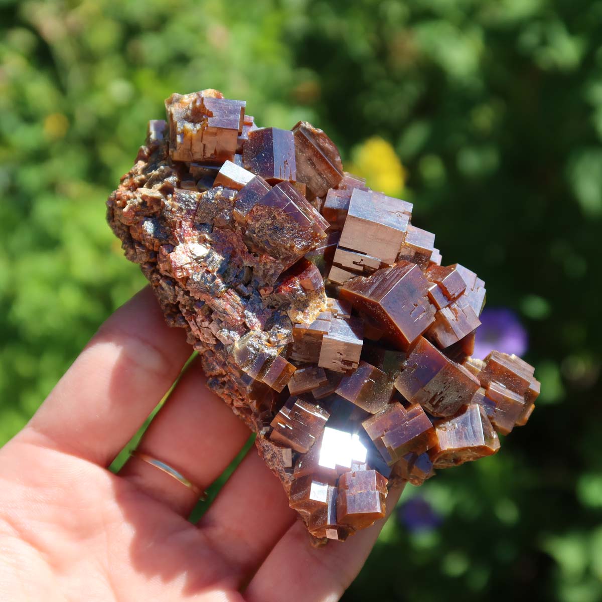 Vanadinit - Natürliche Kristallstufe aus Marokko 9x5x3,5cm - 0,36kg Nr.1 in der Hand gehalten.