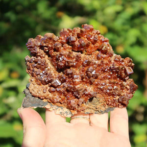 Vanadinit - Natürliche Kristallstufe aus Marokko 9x7x3cm - 0,24kg Nr.100 in Hand gehalten, leuchtende Kristalle.