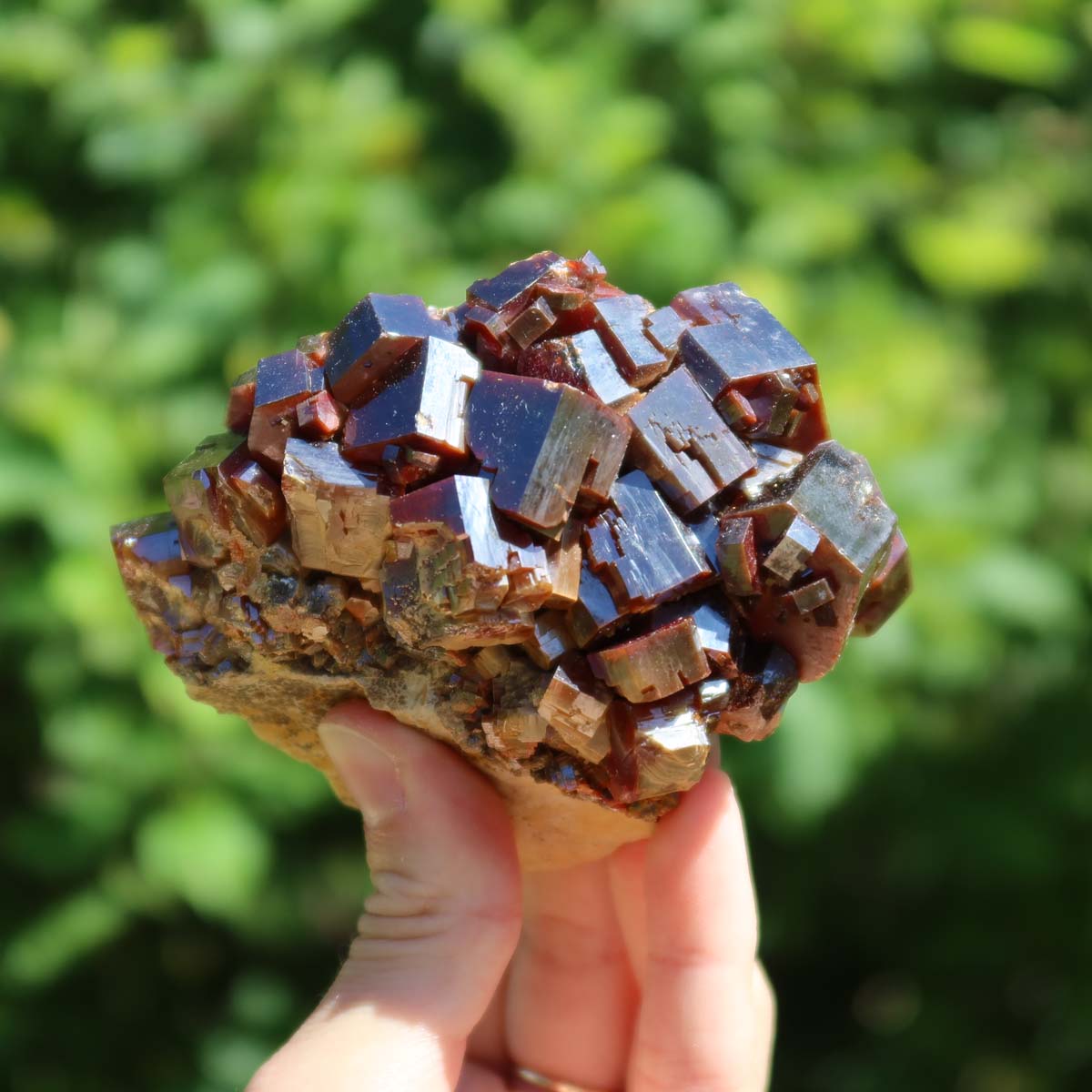 Vanadinit - Natürliche Kristallstufe aus Marokko 9x7x6cm - 0,7kg Nr.7 in der Hand gehalten, leuchtende Kristalle.