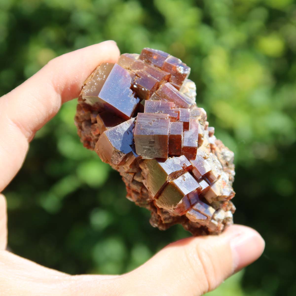 Vanadinit - Natürliche Kristallstufe aus Marokko 6x4x3,5cm - 0,18kg Nr.23 in der Hand, leuchtende Kristalle.