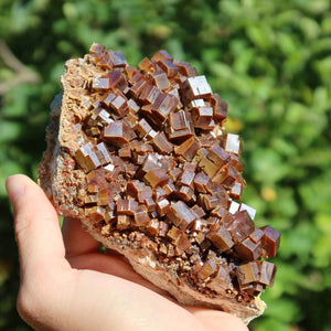 Vanadinit - Natürliche Kristallstufe aus Marokko 12x9x3,5cm - 0,7kg Nr.47 in Hand gehalten.