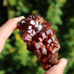 Vanadinit - Natürliche Kristallstufe aus Marokko 6,5x4,5x4cm - 0,25kg Nr.41 in der Hand, leuchtendrot-orange Kristallstruktur.