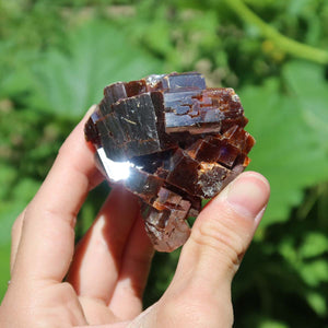 Vanadinit - Natürliche Kristallstufe aus Marokko 5x5x4cm - 0,25kg Nr.3 in der Hand, leuchtende Kristalle.