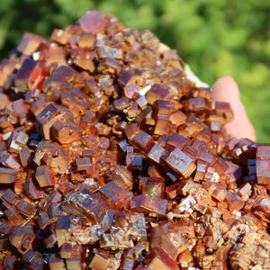 Vanadinit - Natürliche Kristallstufe aus Marokko 29x16x19cm - 10,8kg Nr.102, leuchtende Kristalle in hexagonaler Struktur.