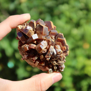 Vanadinit - Natürliche Kristallstufe aus Marokko 6,5x4,5x4,5cm - 0,19kg Nr.51 in Hand gehalten
