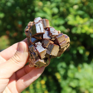 Vanadinit - Natürliche Kristallstufe aus Marokko 6,5x6x4,5cm - 0,31kg Nr.27 in der Hand gehalten.