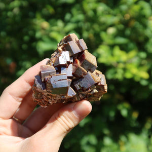 Vanadinit - Natürliche Kristallstufe aus Marokko 6,5x6x4,5cm - 0,31kg Nr.27 in der Hand