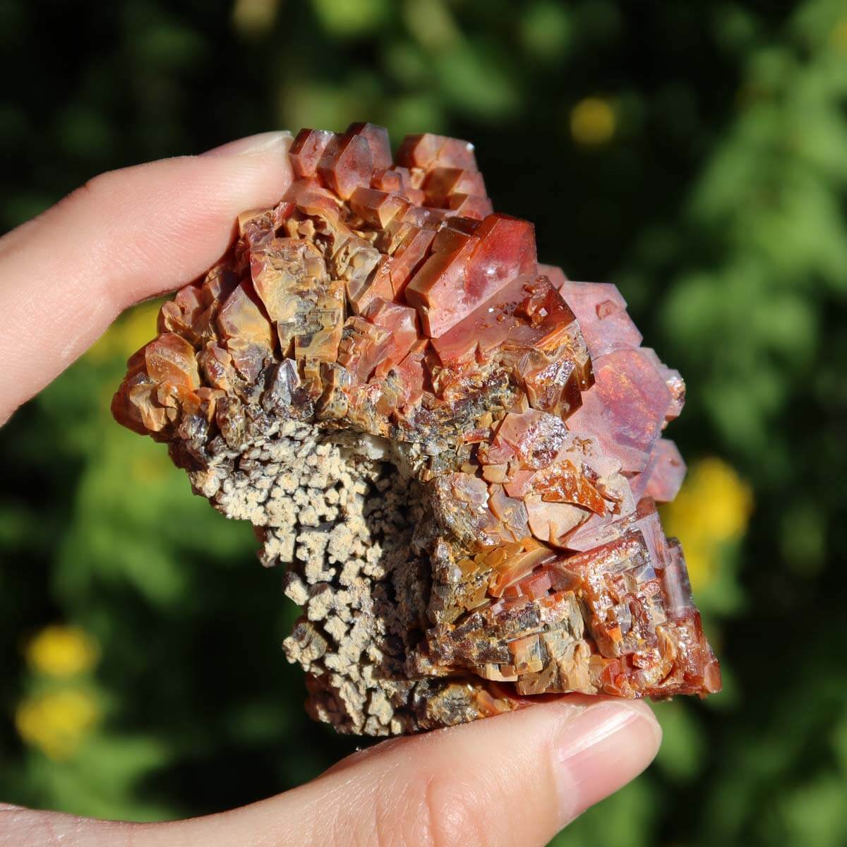 Vanadinit - Natürliche Kristallstufe aus Marokko 6,5x4,5x4cm - 0,25kg Nr.41 Ansicht in der Hand