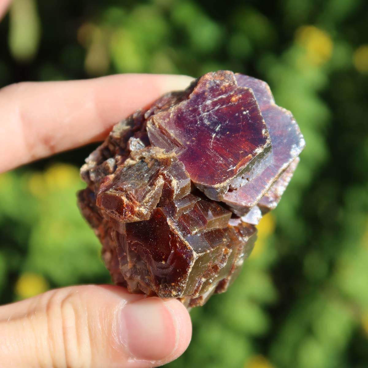 Vanadinit - Natürliche Kristallstufe aus Marokko 6x4,5x4,5cm - 0,22kg Nr.42 in Hand gehalten.