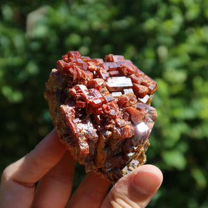 Vanadinit - Natürliche Kristallstufe aus Marokko 7,5x6,5x5cm - 0,48kg Nr.21 in Hand gehalten, leuchtende Kristalle.