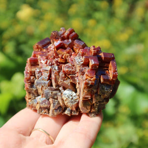 Vanadinit - Natürliche Kristallstufe aus Marokko 7x6x5cm - 0,42kg Nr.20 in Hand gehalten, leuchtende Kristalle.