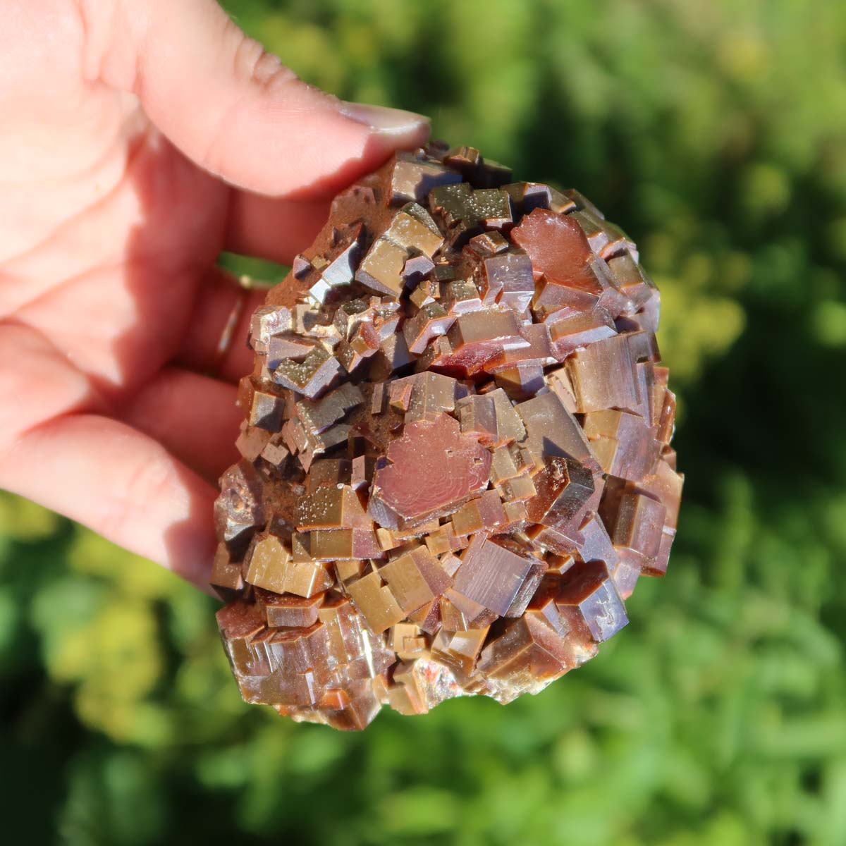Vanadinit - Natürliche Kristallstufe aus Marokko 8x6x5cm - 0,5kg Nr.8 in der Hand, leuchtende Farben und hexagonale Struktur.