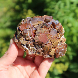 Vanadinit - Natürliche Kristallstufe aus Marokko 8x6x5cm - 0,5kg Nr.8 in der Hand, leuchtende Farben und hexagonale Struktur.