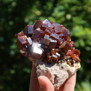 Vanadinit - Natürliche Kristallstufe aus Marokko 8x7x5cm - 0,35kg Nr.25 mit leuchtenden Kristallen in der Hand.