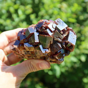 Vanadinit - Natürliche Kristallstufe aus Marokko 9x7x6cm - 0,7kg Nr.7 in leuchtenden rot- bis orangefarbenen Kristallen.