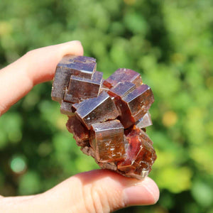 Vanadinit - Natürliche Kristallstufe aus Marokko 5,5x3,5x3cm - 0,14kg Nr.36 in Hand mit grünem Hintergrund.