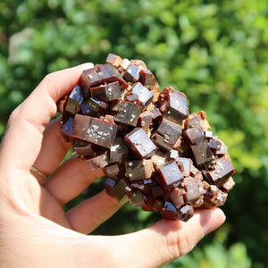 Vanadinit - Natürliche Kristallstufe aus Marokko 8x6x3cm - 0,29kg Nr.29, leuchtend orangefarbene Kristalle in Hand.