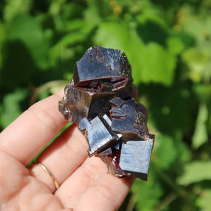 Vanadinit - Natürliche Kristallstufe aus Marokko 6x3,5x3cm - 0,16kg Nr.11 in der Hand, leuchtend rote Kristalle.
