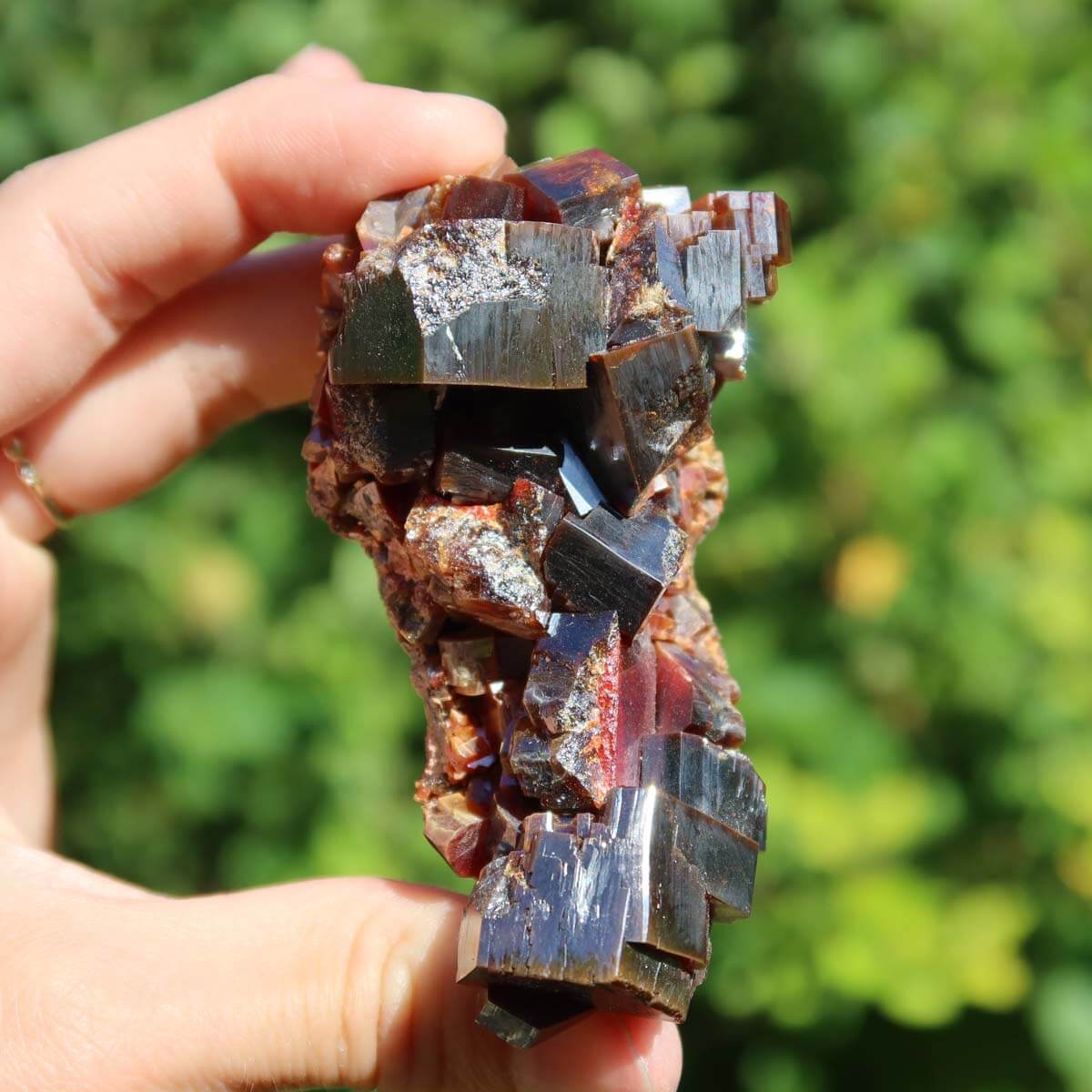 Vanadinit - Natürliche Kristallstufe aus Marokko 7x3,5x2,5cm - 0,18kg Nr.34 in der Hand, leuchtende Farbtöne.
