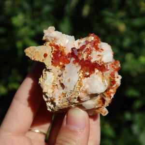 Vanadinit auf Baryt - Natürliche Kristallstufe aus Marokko 6x6x4cm - 0,11kg Nr.68 - Auffällige rot-orange Kristalle