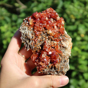 Vanadinit auf Baryt - Natürliche Kristallstufe aus Marokko 9x6x4,5cm - 0,36kg Nr.67 in einer Hand